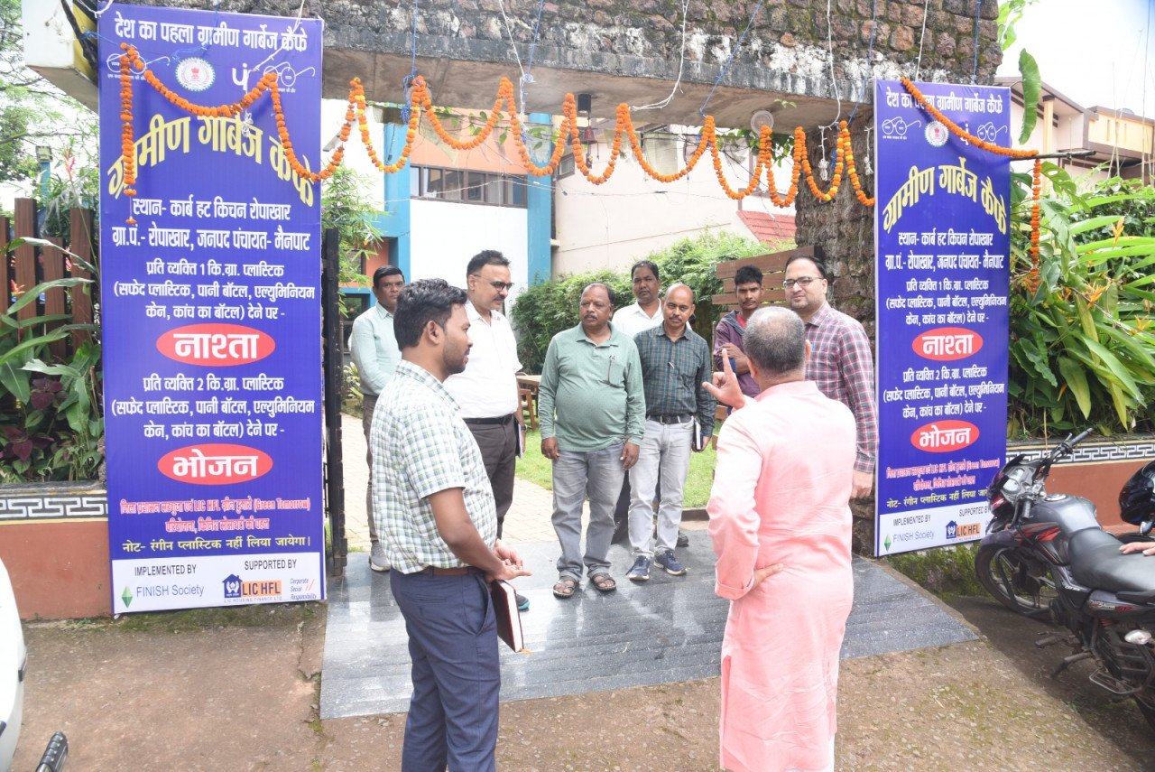 (रायपुर) मैनपाट के ग्राम रोपाखार में राज्य का पहला ग्रामीण गार्बेज कैफे