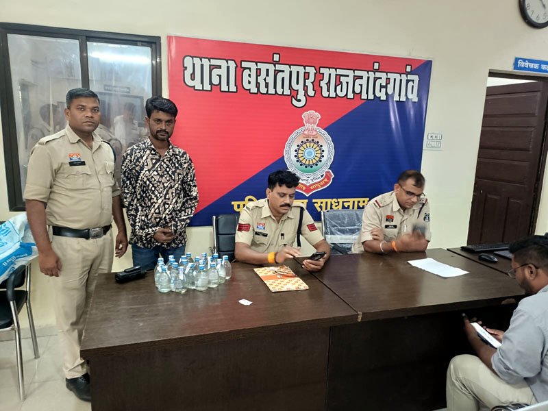 (राजनांदगांव) दो कोचिया पकड़ाये, 44 पौवा अवैध शराब जब्त