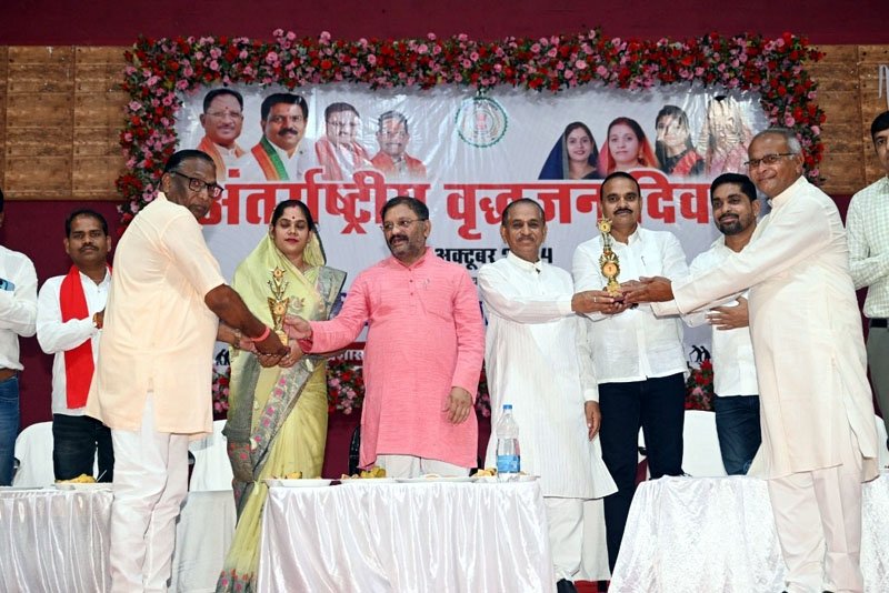 (कवर्धा) वृद्धजन हमारे परिवार का महत्वपूर्ण अंग, वे हमारी कुटुंब व्यवस्था की नींव हैं - सांसद संतोष पाण्डेय