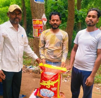  (नगरी) युवा पार्षद राजा पवार ने अंगारमोती ट्रस्ट दुगली में प्रसादी वितरण के लिए किया अन्नदान