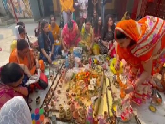 वाराणसी : भैया दूज पर बहनों ने रखा व्रत, पूरे विधि-विधान से की पूजा