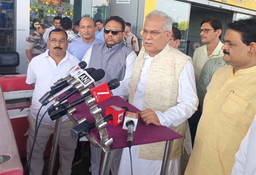 (रायपुर) दिल्ली रवाना हुए भूपेश बघेल, सीट शेयरिंग और धान खरीदी पर सरकार को घेरा