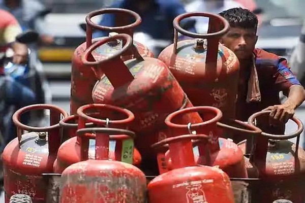 Diwali से पहले आम आदमी को झटका: फिर महंगा हुआ LPG सिलेंडर- जानिए कितने बढ़े दाम