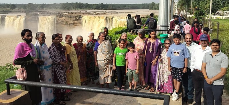(जगदलपुर) चित्रकोट के झरने की तरह झर झर बहने लगीं पथरा चुकी बूढ़ी आंखें