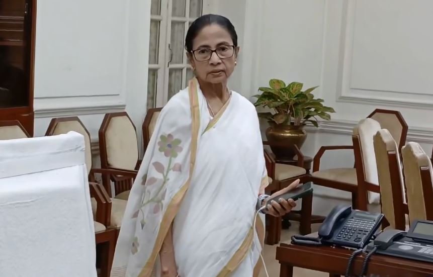 भाजपा शासित राज्यों में बांग्ला भाषियों के कथित उत्पीडऩ पर तमतमायी सीएम ममता