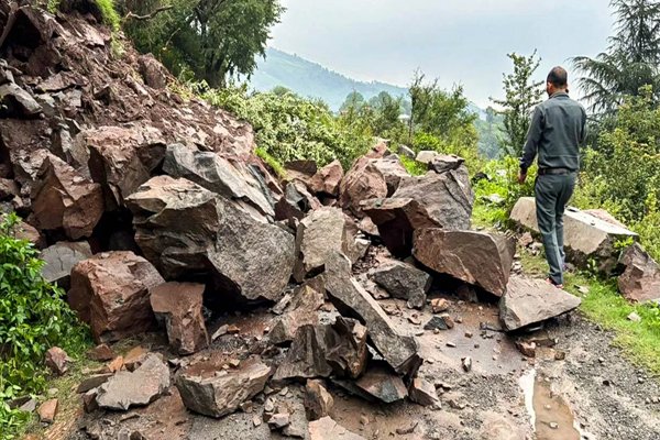 हिमाचल प्रदेश : मंडी जिले में बादल फटने से भारी नुकसान, एक की मौत, सात लापता