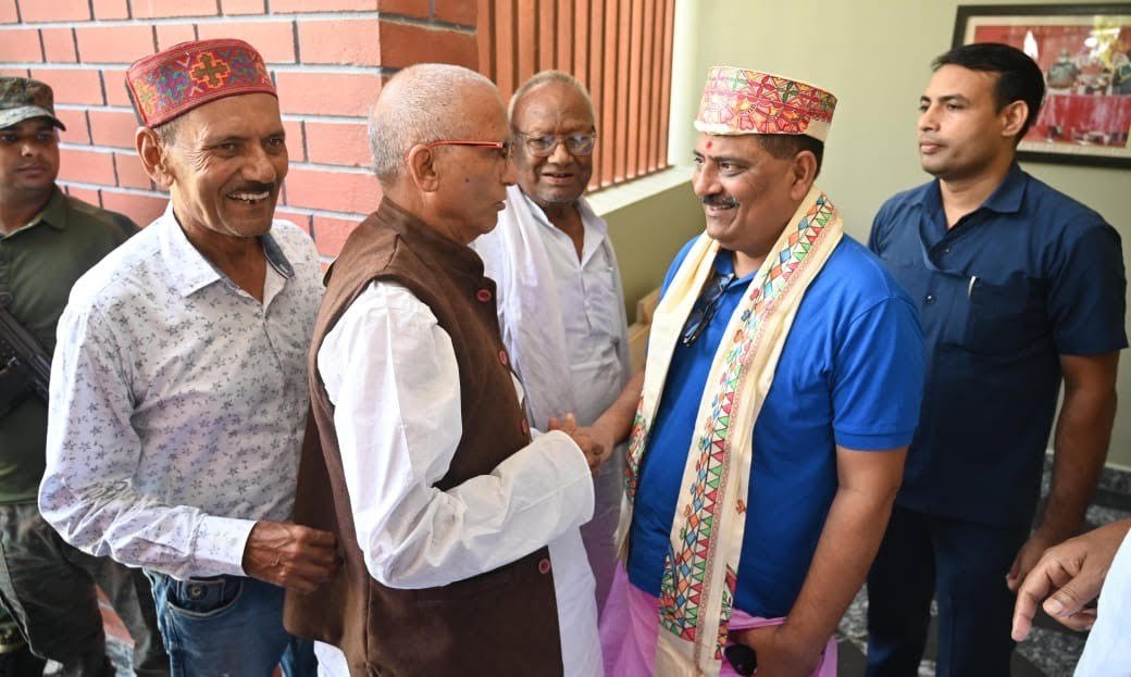 जदयू के राष्ट्रीय कार्यकारी अध्यक्ष संजय झा से सांसद रामप्रीत मंडल ने जनसेवा के मुद्दों पर चर्चा की
