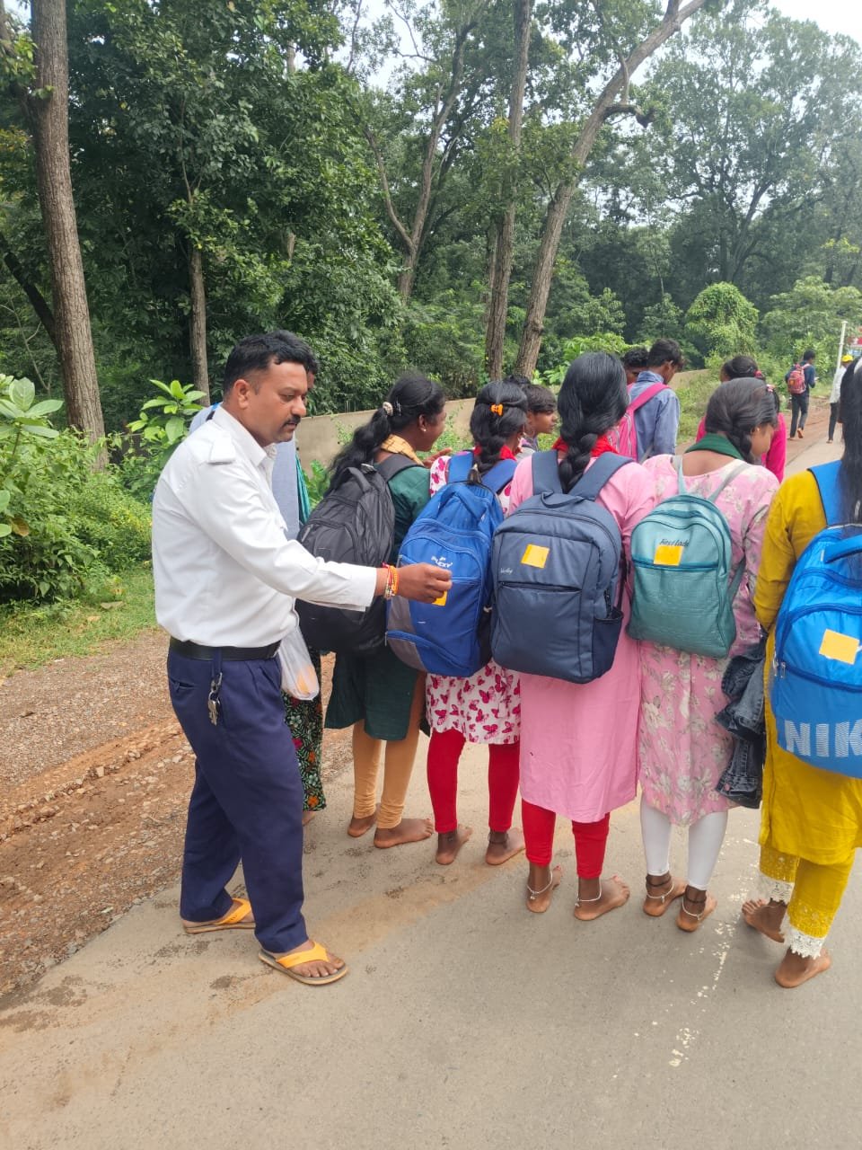 (जगदलपुर।) दुर्घटना से बचाव के लिए पदयात्रियों के बैग पर ट्रैफिक पुलिस ने लगाए स्टीकर