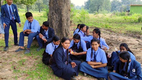 (दंतेवाड़ा) शिक्षिका को हटाने की मांग पर दंतेवाड़ा के बारसूर स्कूल के छात्र धरने पर