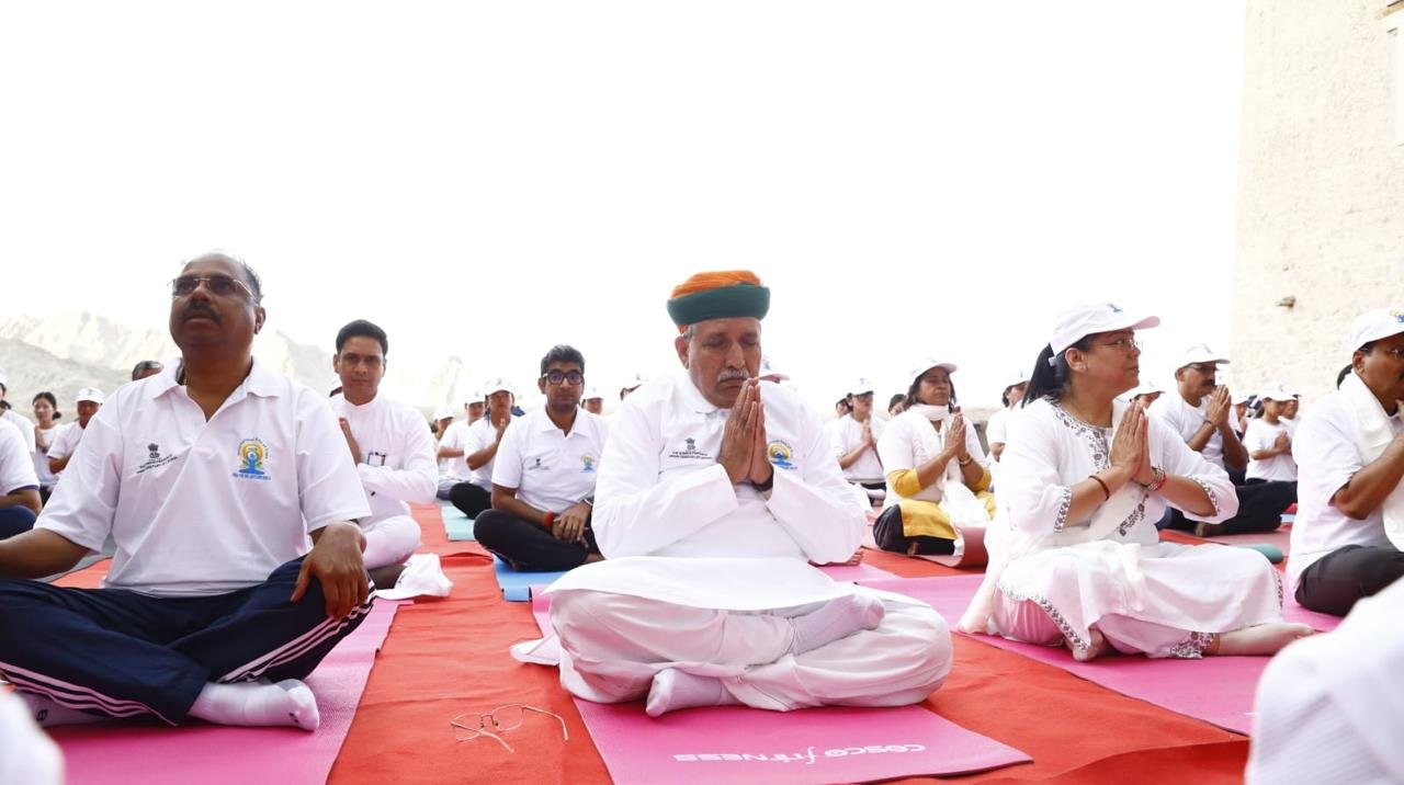 लेह लद्दाख में 14 हजार फीट की ऊंचाई पर लोगों ने किये योगासन, केंद्रीय मंत्री भी हुए शामिल