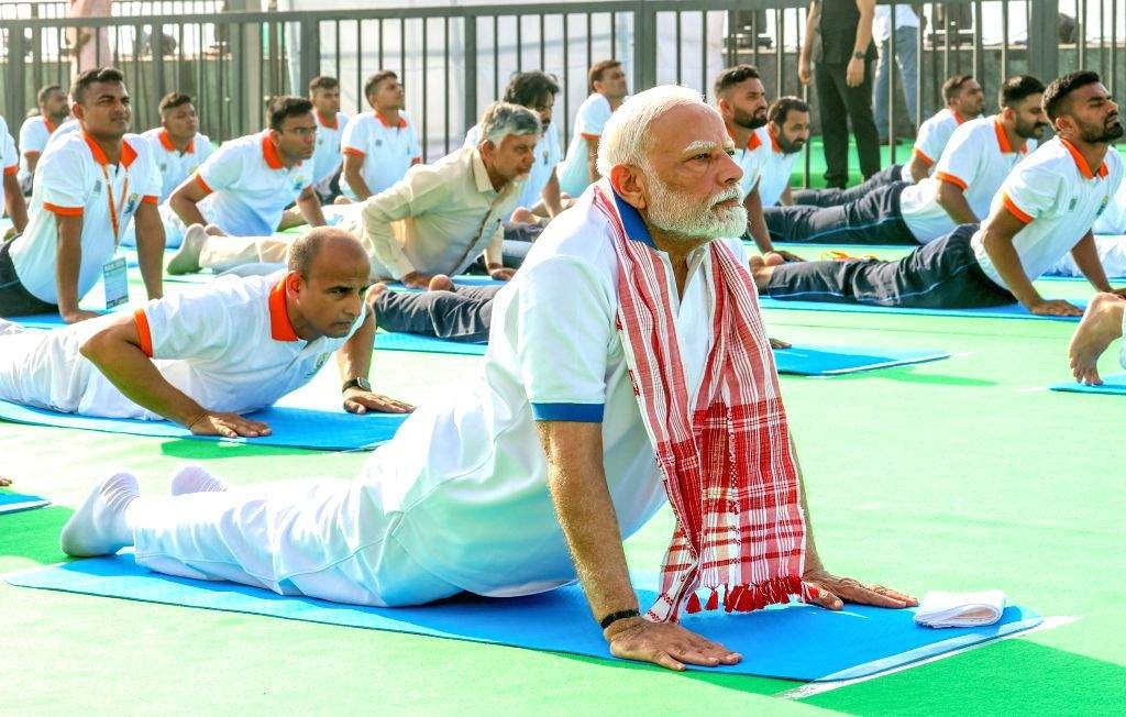 प्रधानमंत्री मोदी ने 3 लाख लोगों के साथ विशाखापट्टनम में किया योग, बोले- इसने पूरी दुनिया को जोड़ा