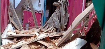 (रायपुर) रायपुर कलेक्ट्रेट परिसर में छत गिरने से फाइलें दबीं, छुट्टी के कारण टला बड़ा हादसा
