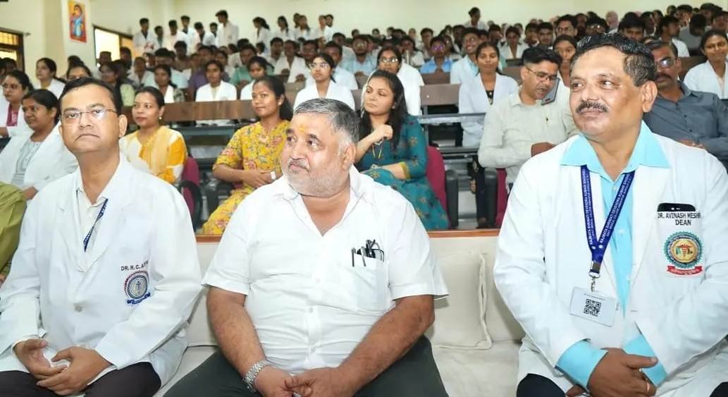 (रायपुर) छात्रों की बात, जनप्रतिनिधि के साथ: संस्कृति मंत्री ने की मेडिकल छात्रों से चर्चा