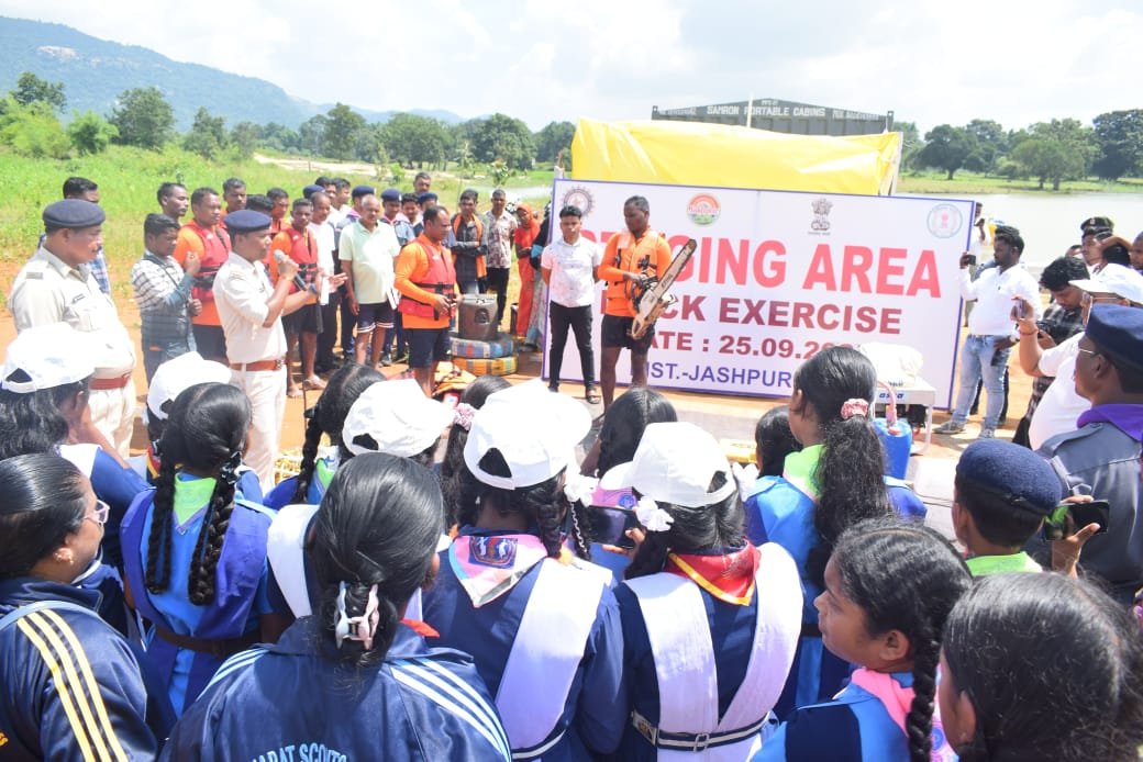  (   जशपुर)  मयाली नेचर कैंप एवं ईब नदी पर बाढ़ आपदा से बचाव एवं राहत कार्यों के मॉक ड्रिल का हुआ आयोजन