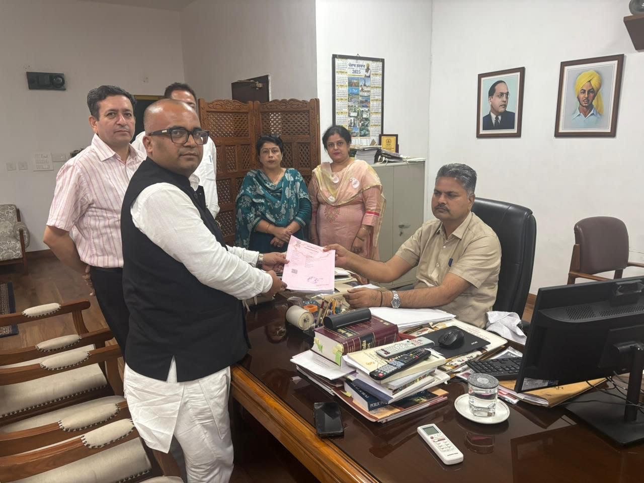 पंजाब में आम आदमी पार्टी में बगावत, जनता पार्टी अध्यक्ष नवनीत चतुर्वेदी ने भरा राज्यसभा नामांकन