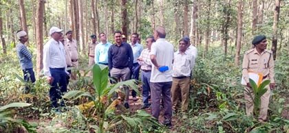 (धमतरी) महाराष्ट्र से आये भारतीय वन सेवा के अधिकारियों ने दुगली वन धन केन्द्र एवं औषधी पौध रोपण का किया भ्रमण
