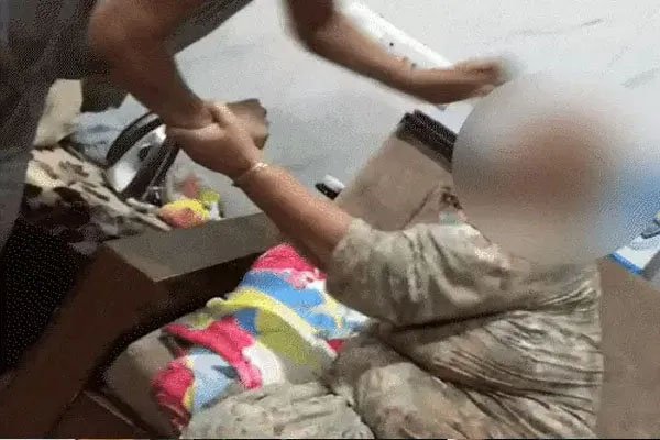 मां बूढ़ी दादी को जानवरों की तरह पीटती रही, बेटा बनाता रहा VIDEO, गुरदासपुर की घटना से दहला पंजाब