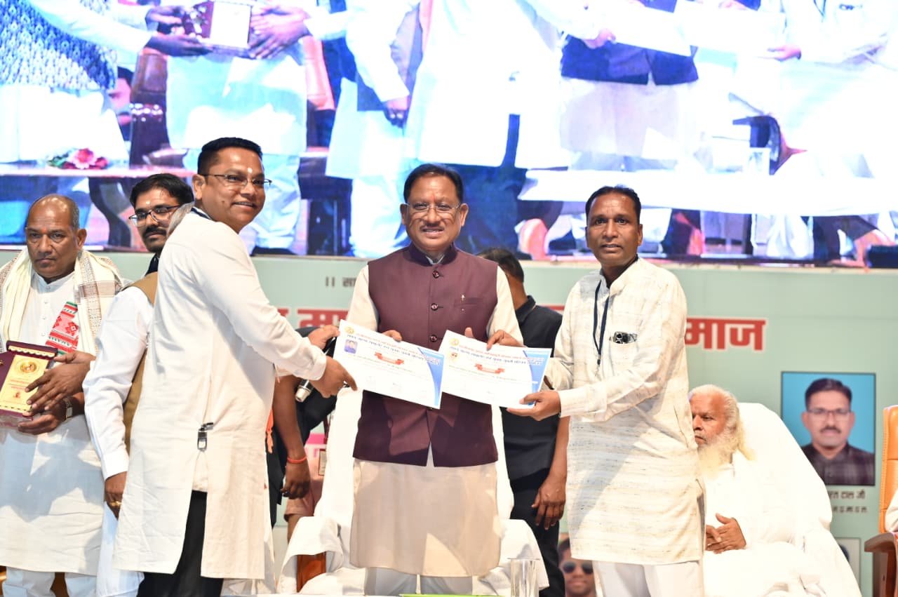 (रायपुर)मुख्यमंत्री विष्णुदेव साय ने किया समाज के गौरवों का सम्मान
