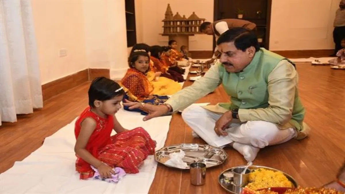 महानवमी पर सीएम डॉ. मोहन यादव ने मुख्यमंत्री निवास में किया कन्या-पूजन: तिलक कर पखारे पांव, अपने हाथों से परोसा भोजन