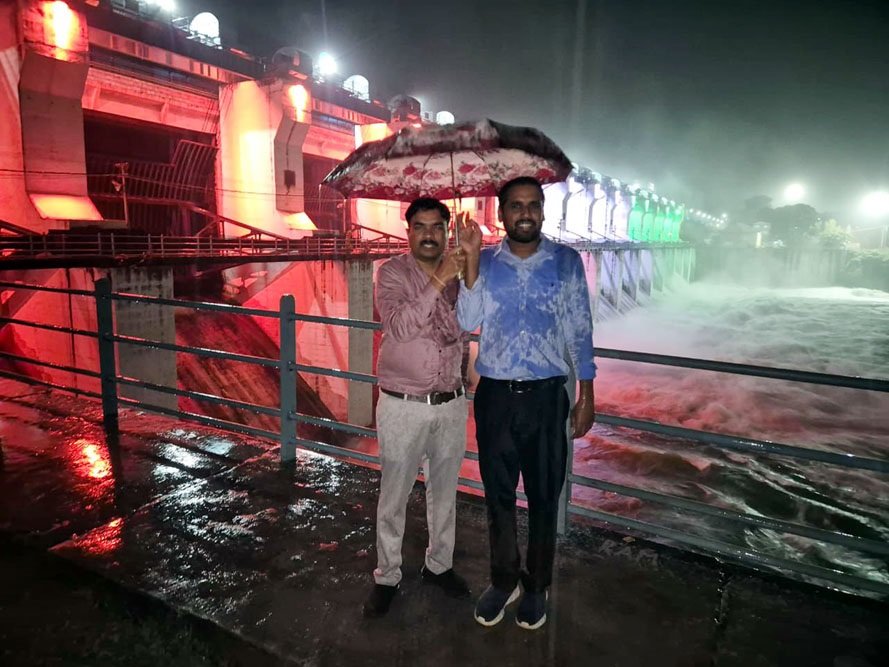 (धमतरी) गंगरेल बांध से आज देर शाम बांध से नदी में 55000 क्यूसेक पानी छोड़ा जा रहा