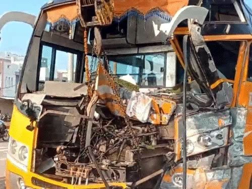 (धमतरी)ट्रक से भिड़ी जवानों से भरी बस,15 घायल