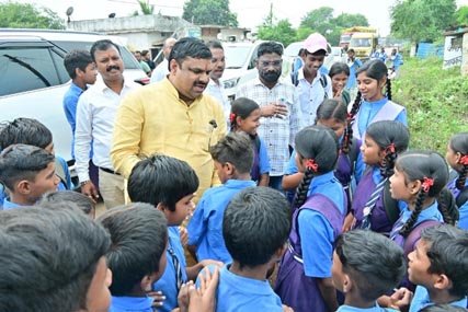 (रायपुर)  शिक्षा मंत्री गजेन्द्र यादव ने विद्यार्थियों से की आत्मीय भेंट, अनुशासन और लगन को बताया सफलता का मंत्र