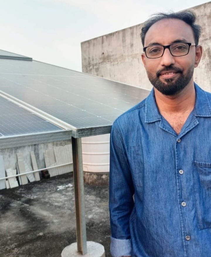 (रायपुर) सूरज की रौशनी से बदल रही नितिन की जि़ंदगी: अब बिजली बिल नहीं, बचत होती है