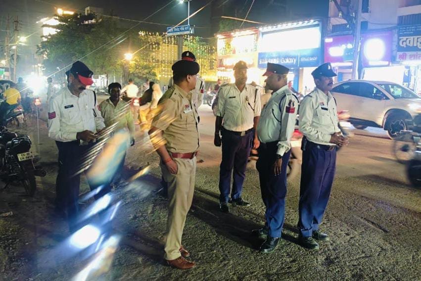 (बिलासपुर) आगामी दीपावली पर्व को दृष्टिगत रखते हुए यातायात पुलिस बिलासपुर के द्वारा वाहन चालकों से यातायात नियमों का संवेदनशीलता और गंभीरता के साथ पालन करने का किया आह्वान