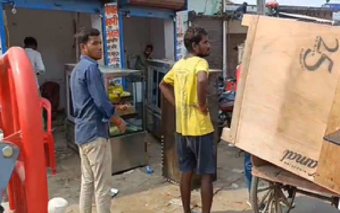 बहराइच हिंसा : अवैध निर्माण पर पीडब्ल्यूडी से मिला नोटिस, लोग स्वयं कर रहे खाली