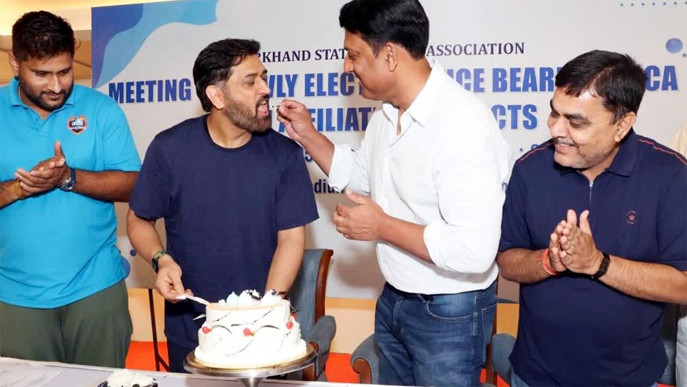 एमएस धोनी ने खास अंदाज में मनाया 44वां बर्थडे, दोस्तों संग की जमकर मस्ती, वीडियो हुआ वायरल