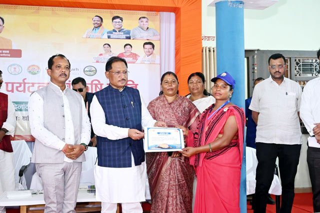 (जशपुरनगर) मुख्यमंत्री ने की सामुदायिक पर्यटन के तहत पांच ग्रामों में होम स्टे की शुरुआत