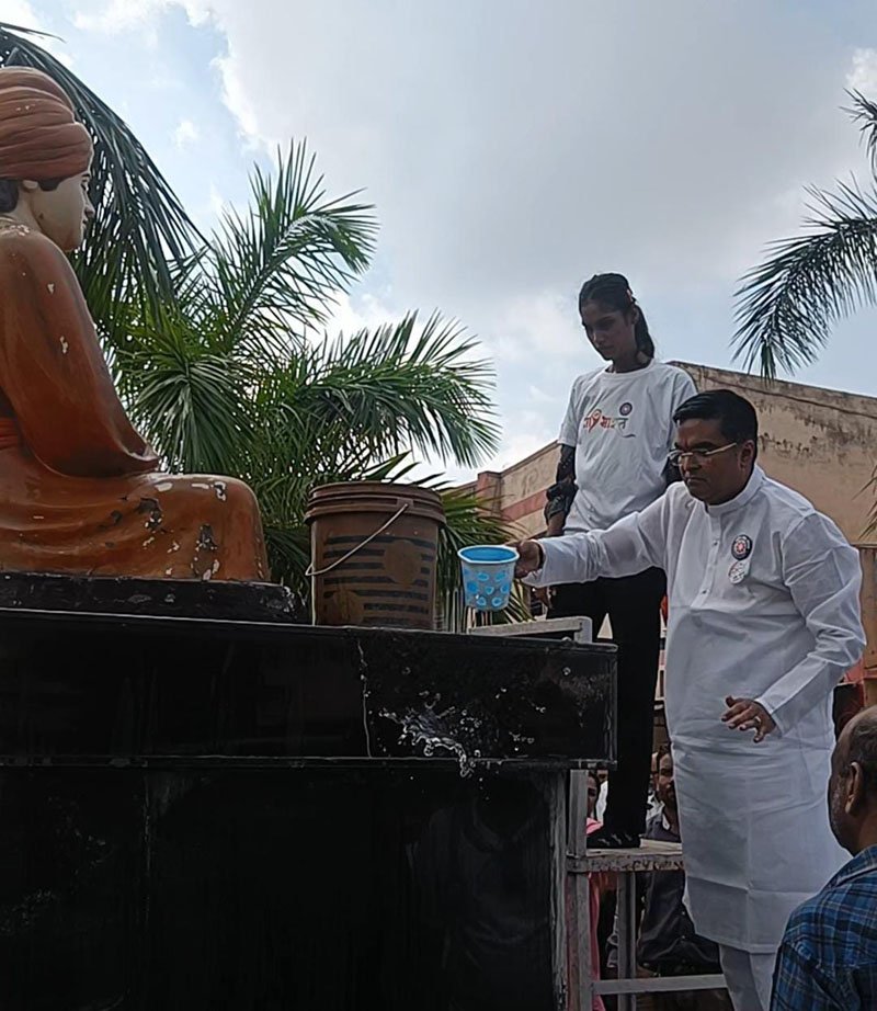 (भिलाई-रायपुर) विधायक ने चौराहों पर स्थापित महापुरूषों की प्रतिमाओं को किया साफ