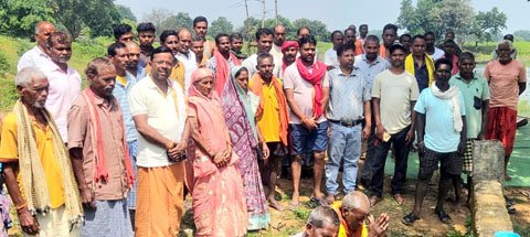 (अम्बिकापुर) उमेश्वरपुर महामाया मंदिर के पास क्षेत्रीय जनपद सदस्य ने मंच निर्माण का किया भूमिपूजन