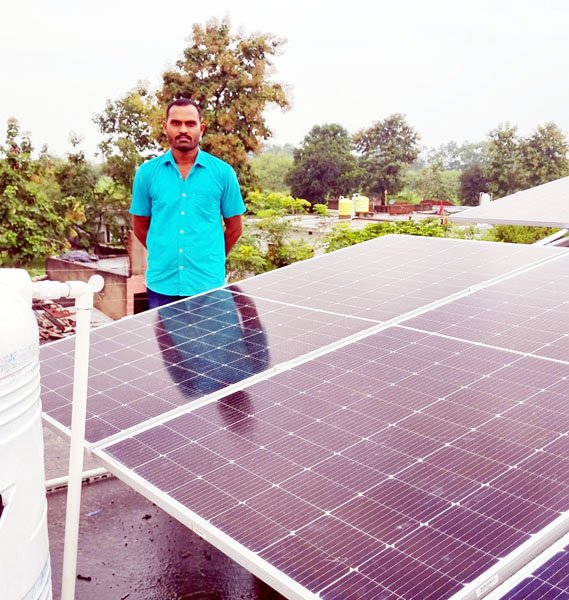 (सारंगढ़ बिलाईगढ़) पीएम सूर्यघर मुफ्त बिजली योजना से हितग्राही सोमनाथ राकेश को हर महीने मिल रही राहत