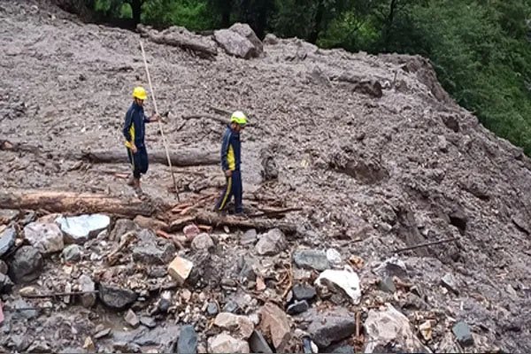सिलाई बैंड क्षेत्र में भूस्खलन की खबर से आहत, अधिकारियों के निरंतर संपर्क में हूं : सीएम धामी