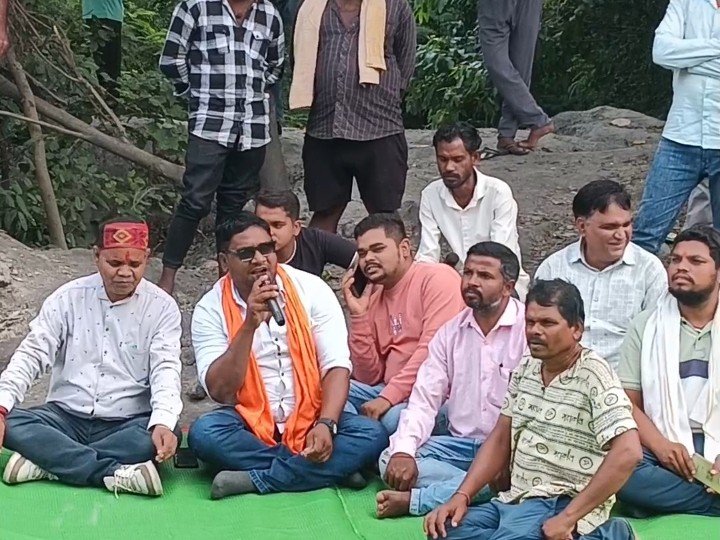 (कोरबा) मानिकपुर खदान में राखड़ परिवहन के विरोध में ग्रामीणों का प्रदर्शन