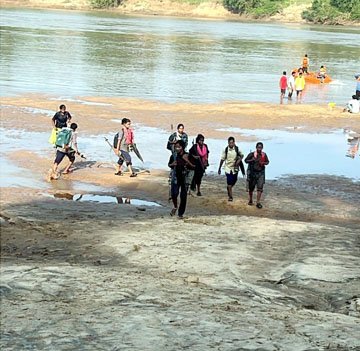 (जगदलपुर) देश का सबसे बड़ा नक्सली आत्मसमर्पण अभियान : भूपति की पूरी गैंग ने डाला हथियार