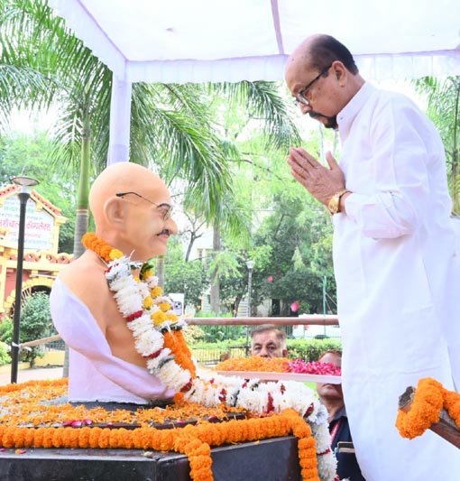 ﻿ (रायपुर) राज्यपाल  डेका ने महात्मा गांधी और लाल बहादुर शास्त्री को पुष्पांजलि अर्पित की