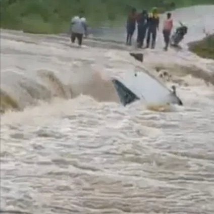 (सारंगढ़–बिलाईगढ़)तेज बारिश में स्विफ्ट कार नाले में बह गई, तीन सवार तैरकर बचाए अपनी जान