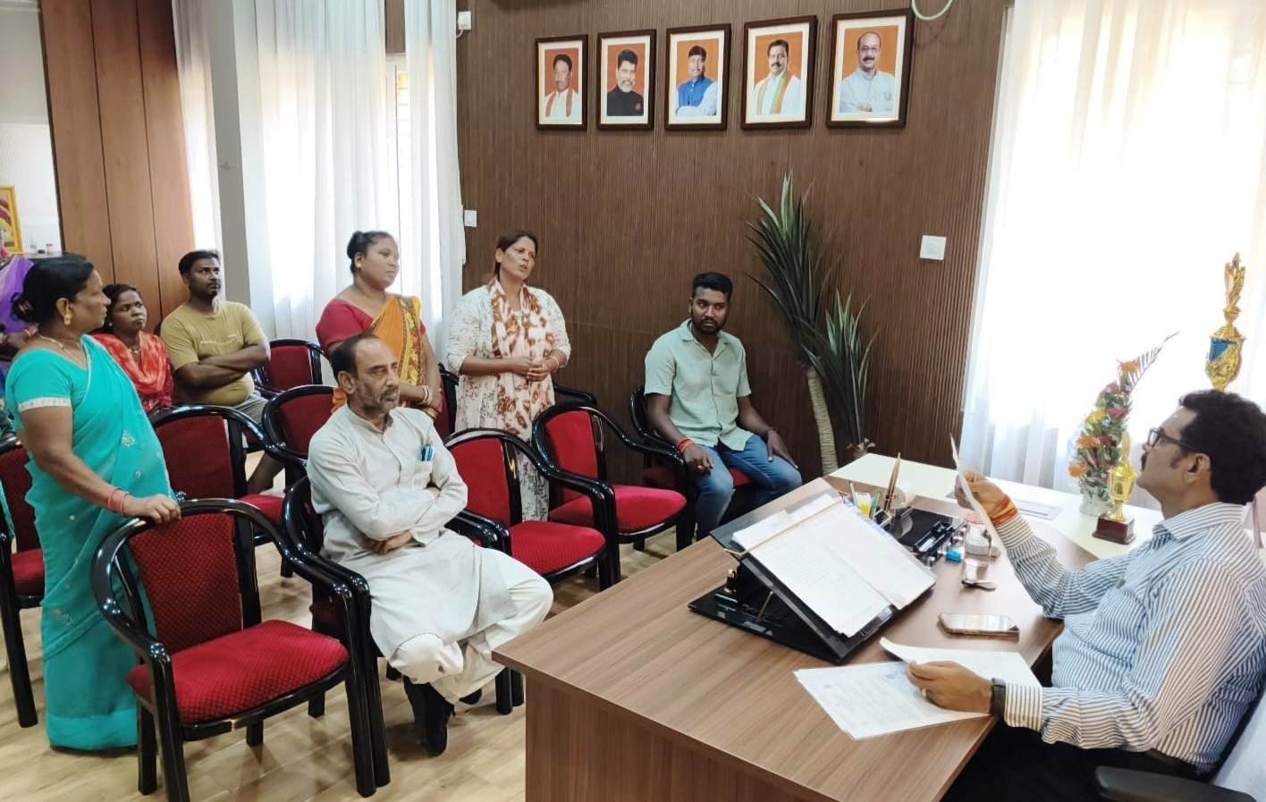 (जगदलपुर) महापौर ने सुनी लोगों की समस्याएं,कर्मचारियों से कहा त्वरित हल हो