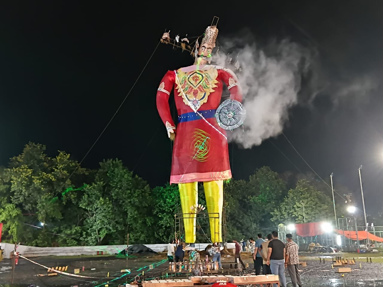 (कोरबा)  मशहूर लाल मैदान में उमड़ी हजारों की भीड़, जला 120 फ ीट का रावण