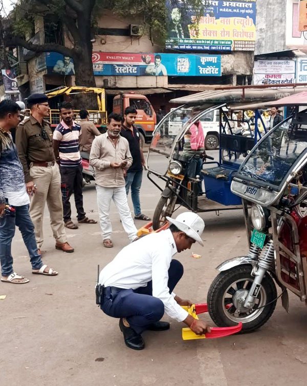 (दुर्ग) यातायात पुलिस ने नो पार्किग में खड़ी वाहनों पर की कार्यवाही