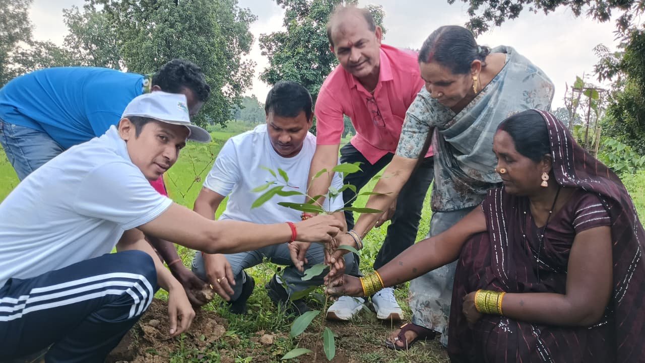 (कोरबा) तानाखार अमृत सरोवर में जिला पंचायत अध्यक्ष एवं सीईओ ने किया श्रमदान और पौधारोपण