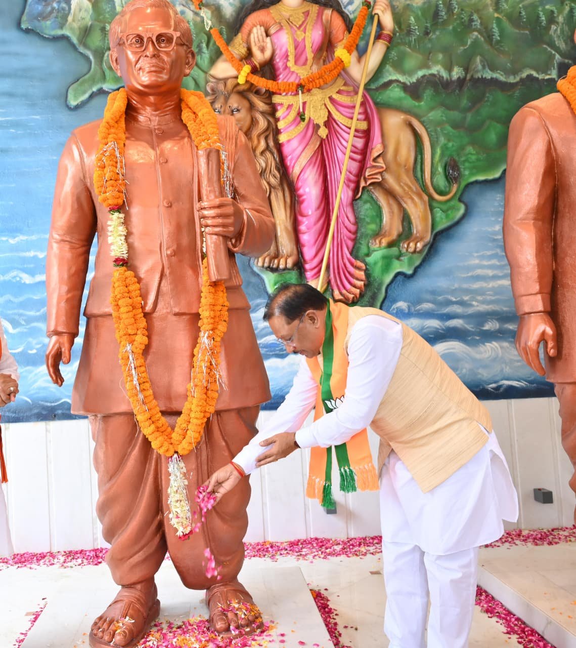 (रायपुर)पंडित दीनदयाल उपाध्याय जयंती पर भाजपा कार्यालय में श्रद्धांजलि सीएम साय बोले नवीन भारत का संकल्प लिया था उपाध्याय जी ने