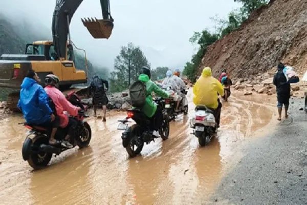 उत्तरकाशी में बादल फटने से मची तबाही, आठ लोग लापता; चारधाम यात्रा 24 घंटे के लिए रोकी
