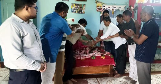 (बकावंड) शिक्षकों ने की घायल शिक्षिका की आर्थिक मदद