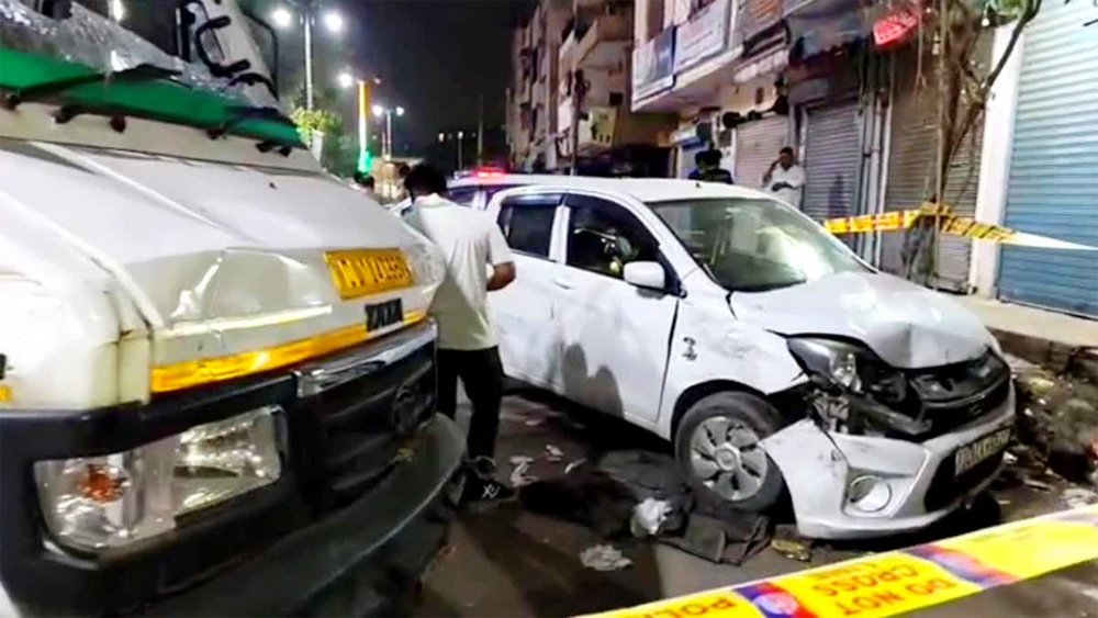 दिल्ली में डिवाइडर तोड़ते हुए तेज रफ्तार मिनी ट्रक ने कई लोगों को कुचला, हालत गंभीर