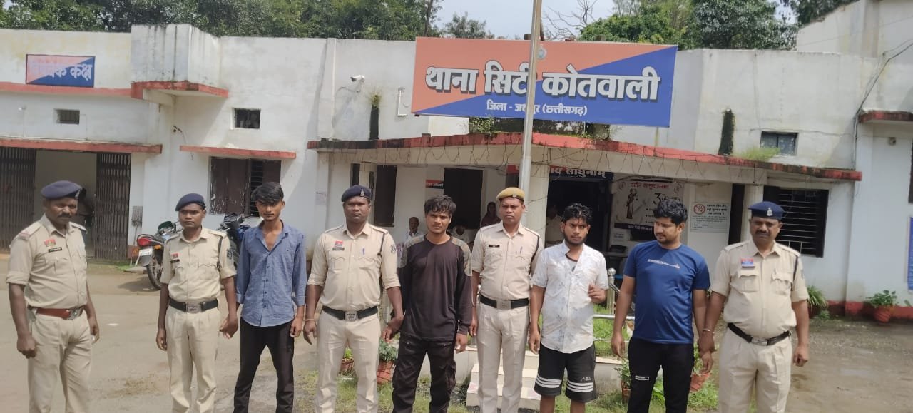 (जशपुर) आबकारी विभाग की कार्यवाही, भारी मात्रा में अवैध महुआ शराब जप्त