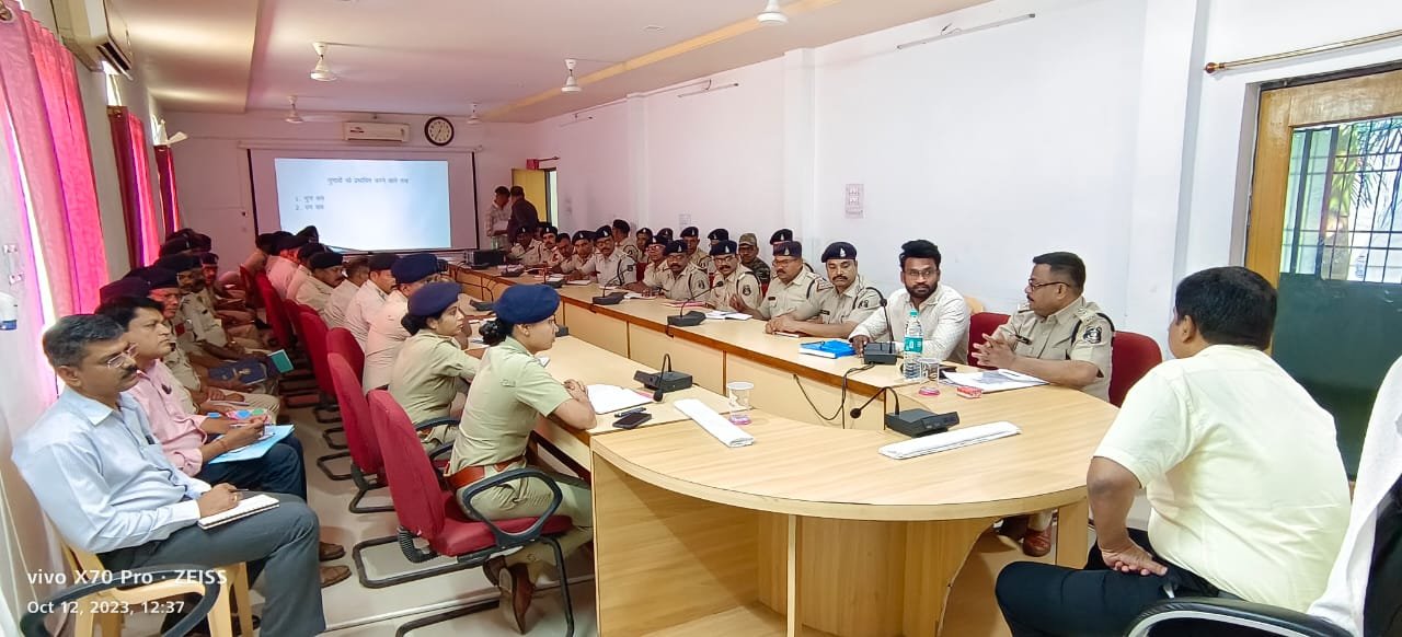 (धमतरी) पुलिस अधीक्षक महोदय प्रशांंत ठाकुर ने ली चुनाव में लगे स्नस्ञ्ज एवं स्स्ञ्ज टीम में लगे समस्त पुलिस अधिकारी/कर्मचारियों की बैठक