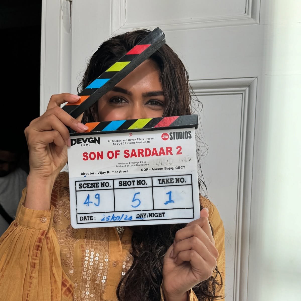 सन ऑफ सरदार 2: सीन 49, शूट 5, टेक 1... एक्शन, क्लैप बोर्ड संग अजय देवगन की लीड एक्ट्रेस ने सेट से शेयर की तस्वीर